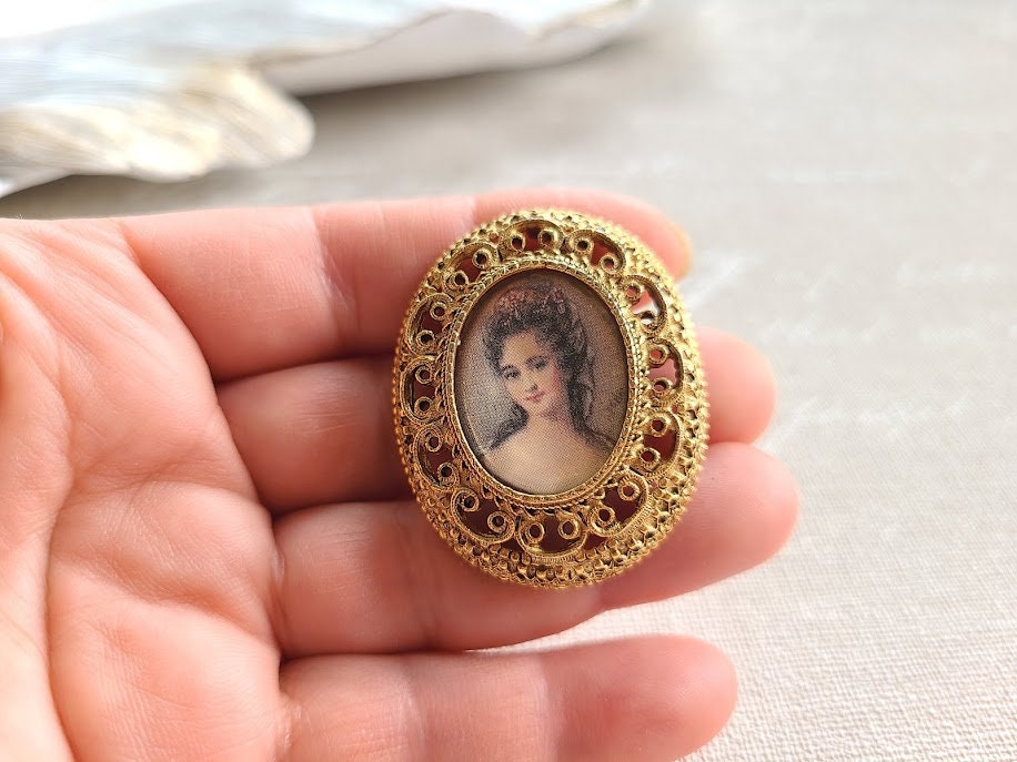 50's Vintage Florenza Cameo Gold Tone Filigree Woman