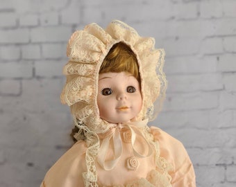 Poupée victorienne en porcelaine de 18 '' dans une belle robe en dentelle et un bonnet, stand