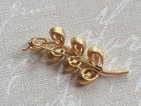 Vintage Gold tone Floral Faux Pearl Brooch Pin - image 6