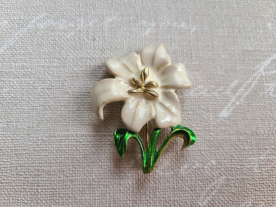 Trifari Signed Dogwood Retro Vintage White Gold-Tone Enamel  Exquisite vintage pins with white enamel. display picture 1