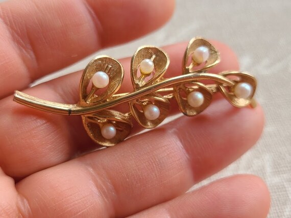 Vintage Gold tone Floral Faux Pearl Brooch Pin - image 7