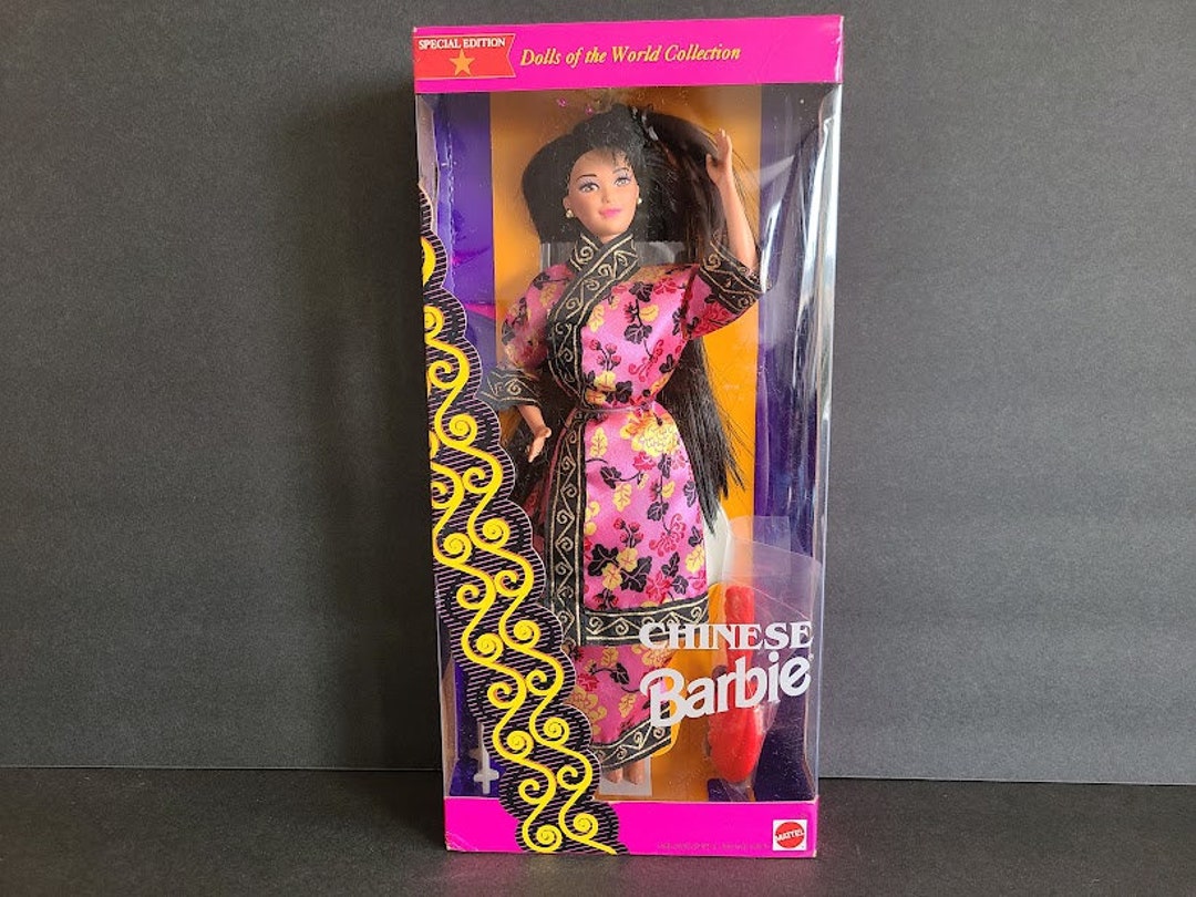 Barbie、バービー人形、香港、中国 Amazon.co.jp: バービーのシグネチャー旧正月人形 赤い花柄の