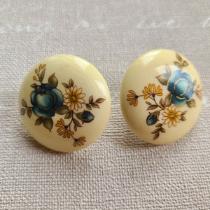 80's Vintage handgeschilderde geglazuurde porseleinen blauwe bloemen clip-on oorbellen