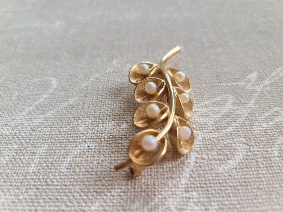 Vintage Gold tone Floral Faux Pearl Brooch Pin - image 4