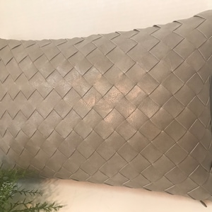 Cuscino in finta pelle intrecciata grigio Frye, cuscino Pleather, cuscino effetto pelle intrecciata, cuscino accento in pelle finta Frye, cuscino decorativo Frye