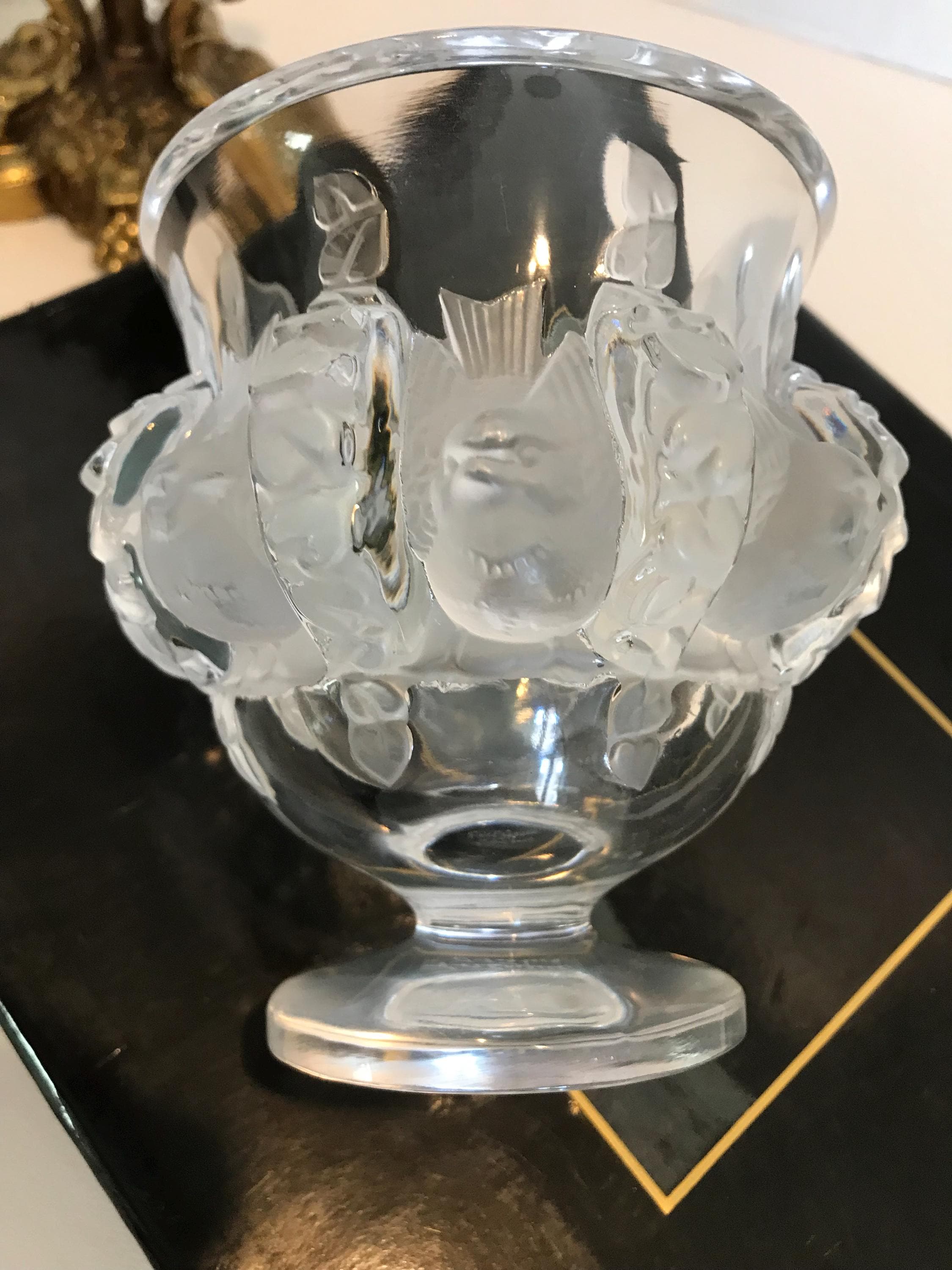 工芸品 VINTAGE LALIQUE Opalescent Parakeets Vase by René Lalique, 1919 for sale at