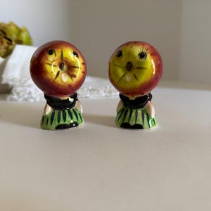 Vintage 1950s apple girl in Pinafore dress salt and pepper shakers, Vintage 1950s whimsical apple shaker set, anthropomorphic shaker set.