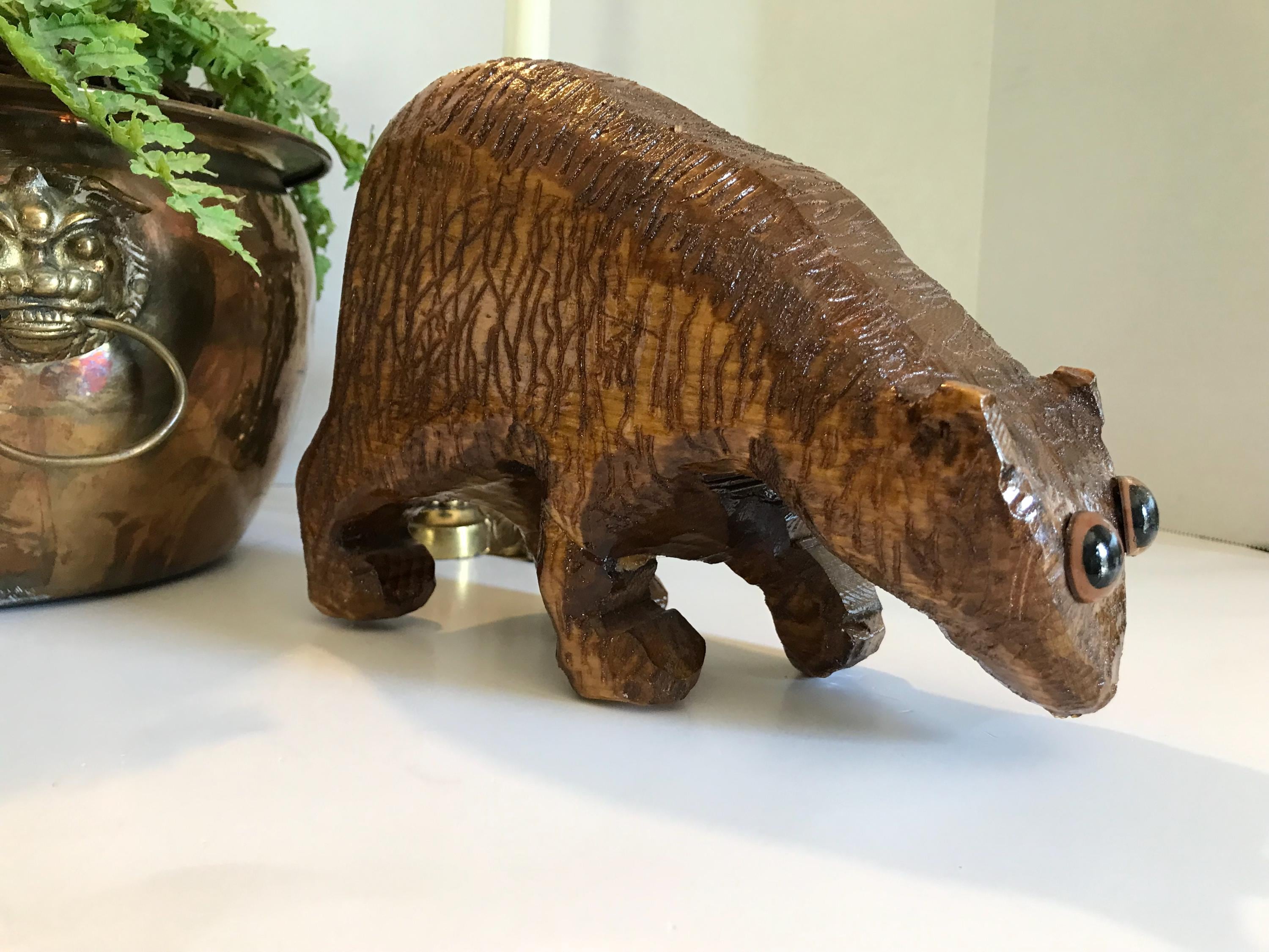 木彫りのクマ（初期)希少 ヴィンテージの手彫りの木製クマの大きな像、目が飛び出たヴィンテージ
