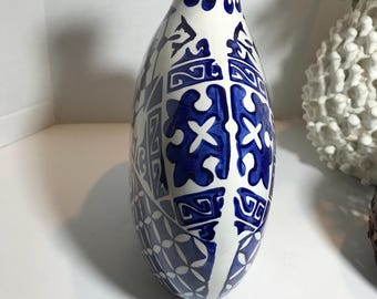 ユニークなタイル模様の白と青の陶器の花瓶、青と白のタイルのような