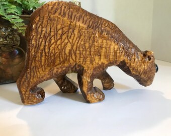 ヴィンテージの手彫りの木製クマの大きな像、目が飛び出たヴィンテージ