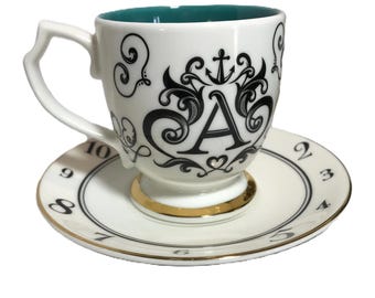 Taza y platillo de Alicia a través del espejo de Disney, Alicia en el país de las maravillas con monograma Una taza de té de Alicia, platillo de taza de té de Alicia en el país de las maravillas