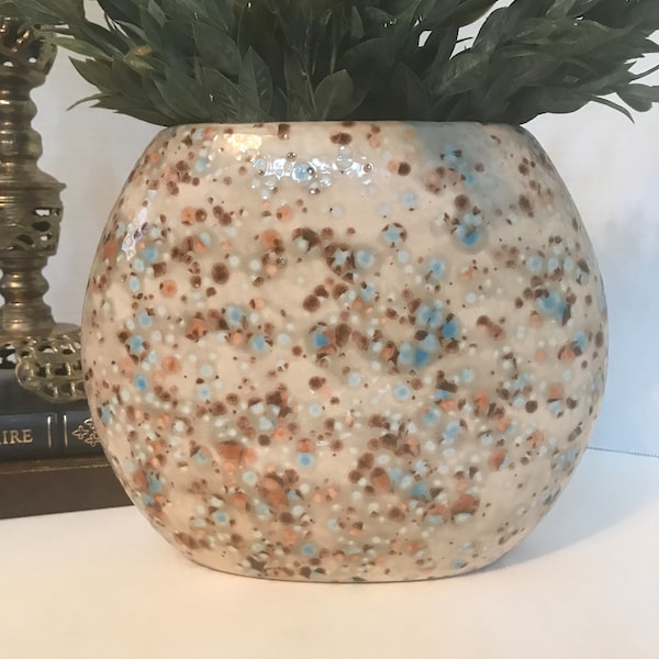 vase de poterie de studio de forme ovale moucheté vintage, vase étroit vintage de poterie d'art en céramique émaillée MCM, vase à éclaboussures du milieu du siècle.
