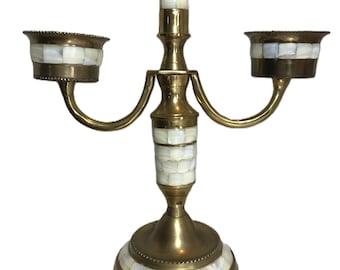 Candelabro antiguo de latón y piedra, candelabro de latón de doble brazo con incrustaciones de ónix blanco, candelabro de latón y ónix, candelabro cónico de latón de 2 niveles.