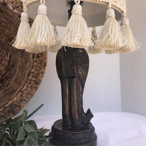 Vintage Elefantenlampe aus Holz - Geschnitzte Elefantenbasis mit Quastenzierschirm