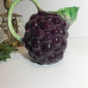 Vintage keramische druivenkruik, VTG-kruik in slaware-stijl, keramische grillige druivenkruik, VTG-kan in majolica-stijl van keramiek.