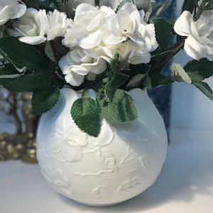 Vintage Kaiser Germany porcelain bowl, Vtg Kaiser porcelain white scalloped edge vase, Kaiser Germany bisque ceramic white shabby chic vase