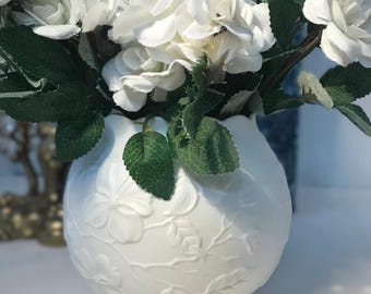 Vintage Kaiser Germany porcelain bowl, Vtg Kaiser porcelain white scalloped edge vase, Kaiser Germany bisque ceramic white shabby chic vase