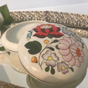 Vintage Budapest ceramic porcelain trinket box, Kezifestes floral trinket box, small white porcelain trinket box, dainty trinket box