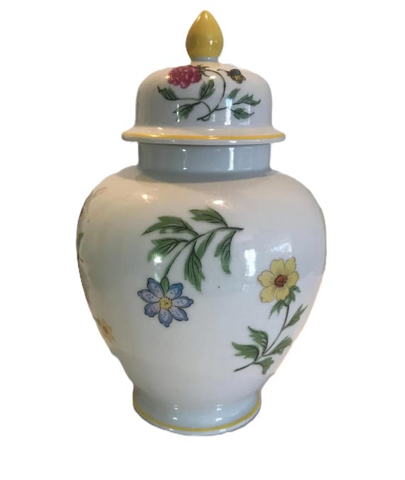 白い陶器のジンジャージャー、エレガントな陶器の白い花柄のジンジャー