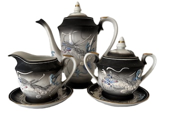 Set da tè vintage giapponese Dragon Ware, teiera, zuccheriera e lattiera in porcellana Moriage in rilievo bianco e nero con sottopiatti