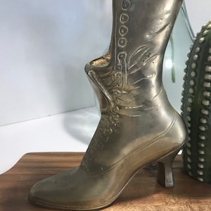 Vintage solid brass women&#39;s Victorian style bootie shoe, Vintage brass woman&#39;s boot bookend, Solid brass boot decor, brass boot shelf sitter
