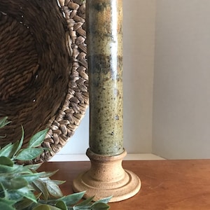 Vintage gespikkelde studio kunst aardewerk vaas, ondertekend, Vintage groene neutrale gespikkelde geglazuurde knop vaas, keramische kunst aardewerk vaas, ondertekend