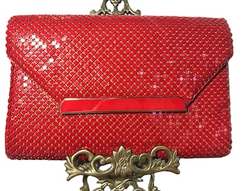 Bolso de mano tipo clutch de malla roja vibrante estilo años 80 de la marca Marlo.