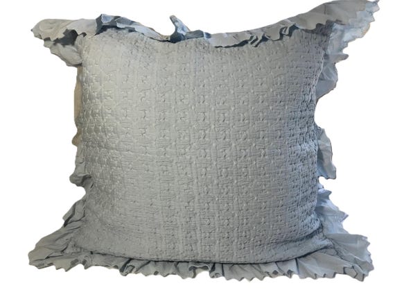 Piu Belle blau Rüschenkissen Euro sham 66x26 cm, hellblau strukturiertes Piu Belle Kissen mit Spitzenrüschen, Shabby Chic blau Rüschenkissen vorgetäuscht