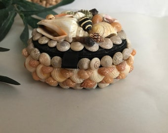 Vintage shell trinket box, Vtg seashell small trinket box with trinkets, handmade seashell ring box, shell decorative box