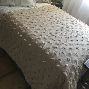 Vintage handmade textured comforter 74x94, Vintage dusty pink yarn textured bedspread, Shabby Chic handmade comforter, Shabby bedspread