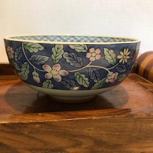 Vintage Asian floral design porcelain bowl, Vintage Chinoiserie style 6.5&quot; bowl, Elegant floral design Chinoiserie ceramic bowl