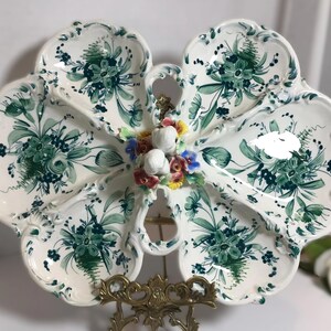 Vintage italiensk majolika grönt och vitt kerub delat serveringsfat, Vintage italienskt keramiskt elegant fat med kerubdetalj i mitten