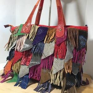 Monedero vintage de cuero con retazos de colores, bolso de mano de cuero con flecos único y vibrante, bolso de mano de cuero con retazos de cuero estampado con detalle de flecos