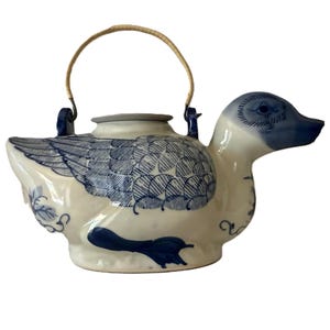 Vintage chinesische Blue & White Duck Teekanne, handbemalte Keramik Figural Teekanne mit umwickeltem Raffia Griff, asiatischem Chinoiserie Dekor