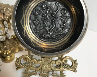 ヴィンテージの真鍮と黒の金属製チベットシンギングボウル