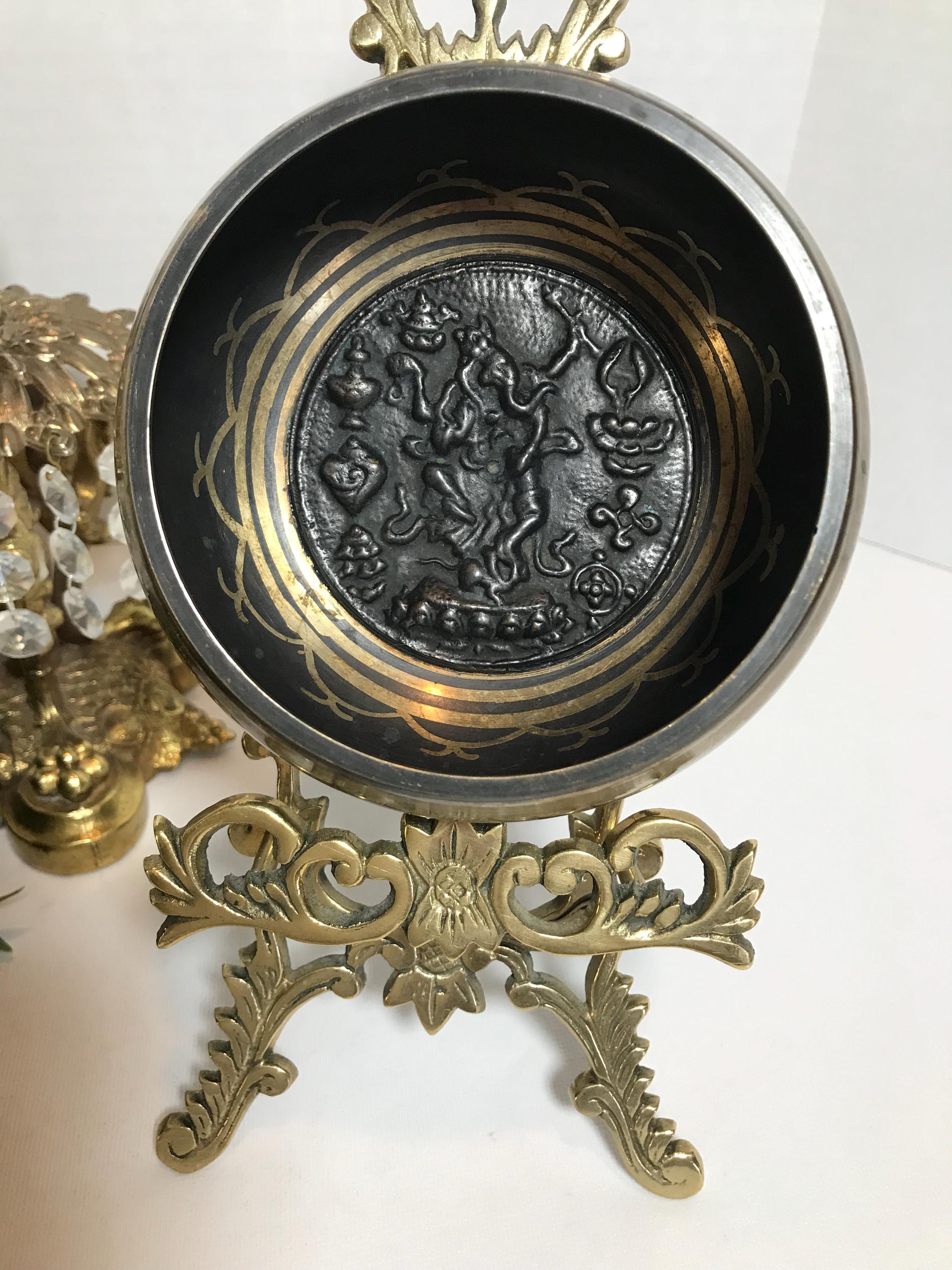 ヴィンテージの真鍮と黒の金属製チベットシンギングボウル