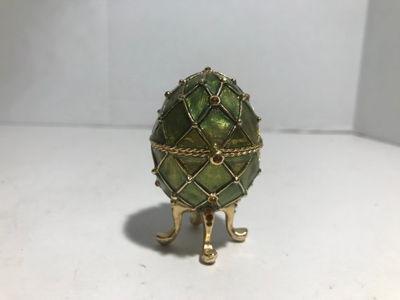 卵型の緑と金の小物入れ