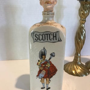 Carafe Scotch Scotch en céramique vintage | Bouteille d&#39;alcool figurative avec joueur de cornemuse | Articles de bar à collectionner