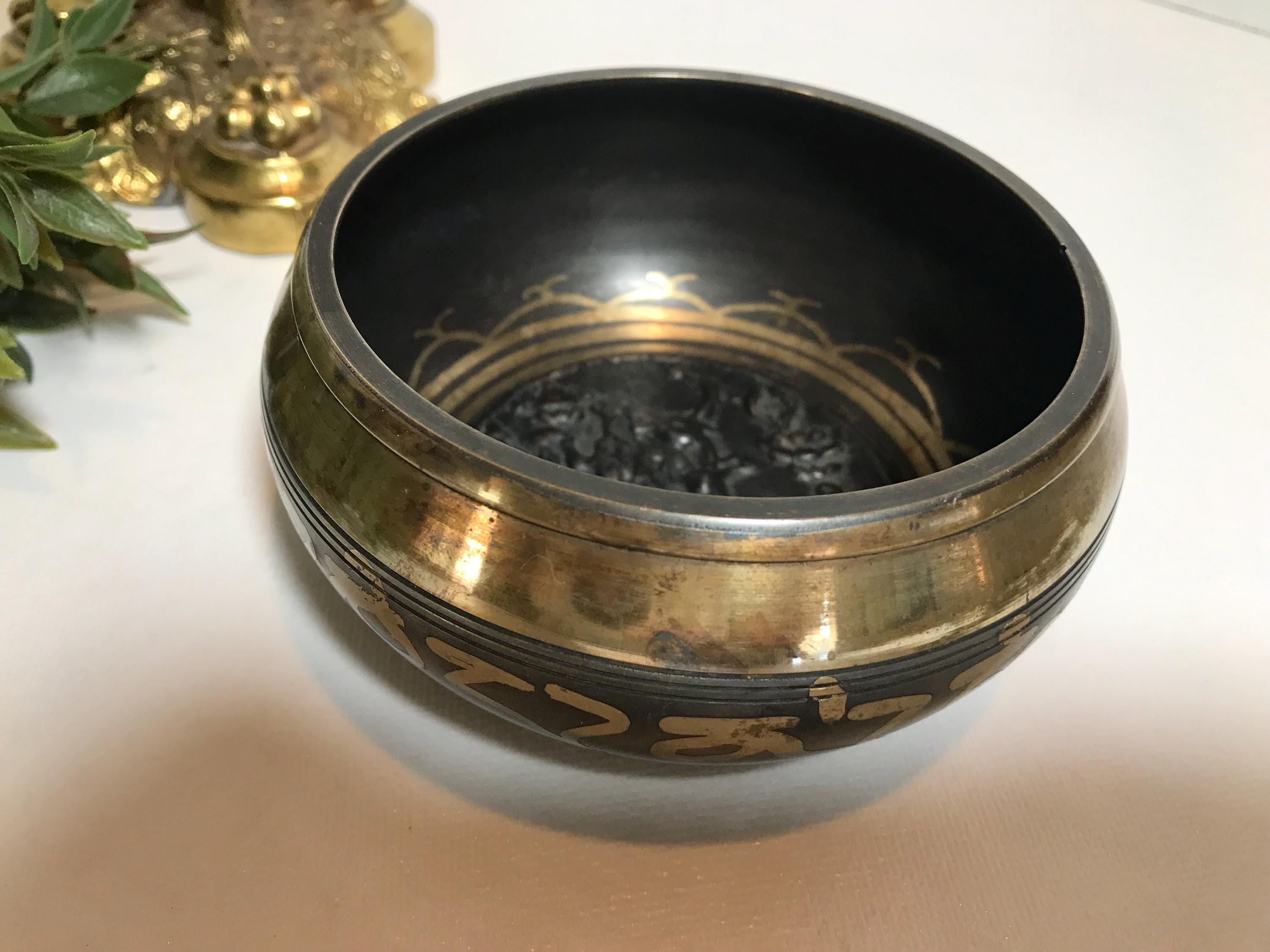ヴィンテージの真鍮と黒の金属製チベットシンギングボウル