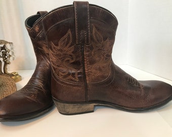 Vintage Dingo leather boots Size 7, Dingo brown distressed western booties, Dingo worn brown leather ankle boots, Rodeo boots, Western boots