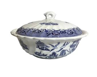 plat couvert vintage de la collection Wessex, transfert bleu et blanc Wessex Angleterre, cocotte vintage en saule bleu anglais avec couvercle.