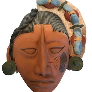 Vintage terracotta muurmasker, handgeschilderd gezicht van rode klei, ambachtelijk Mexico-muurdecor reproductiemasker in Azteekse stijl