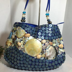 Bolso de mano vintage con cuentas de madera y conchas marinas, bolso de mano de tela azul con diseño frontal de conchas marinas y madera, bolso de playa vintage con conchas marinas