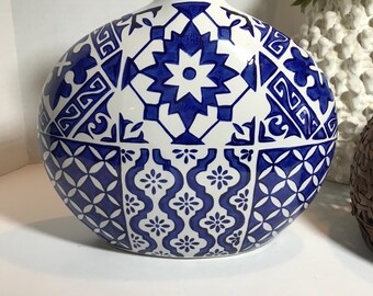 ユニークなタイル模様の白と青の陶器の花瓶、青と白のタイルのような