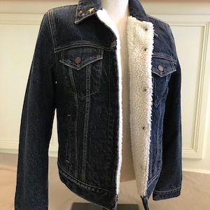 Levis denim jacket, Size Small, Levis Sherpa lined denim jacket, Levis white sherpa lined star studded collar jacket, blue denim Levi jacket