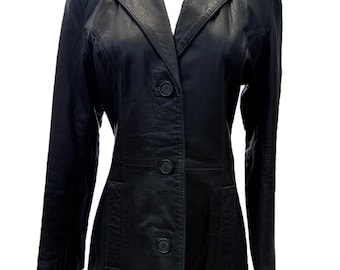 Könnte beinhalten: Schwarzer Lederblazer mit Reverskragen und Dreiknopfverschluss. Der Blazer hat lange Ärmel und zwei Vordertaschen. Das maßgeschneiderte Design zeichnet sich durch eine klassische Silhouette aus, die für verschiedene Anlässe geeignet ist.