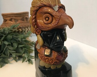 鷲の頭飾りが付いたヴィンテージの黒曜石彫刻像、メキシコの職人による 鷲の頭飾りが付いたヴィンテージの黒曜石彫刻像、メキシコの職人による