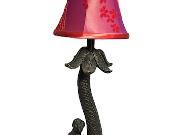 Lampada da tavolo vintage con scimmia e palma – Design di animali tropicali con paralume in velluto rosa e rosso