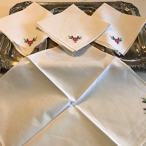 Vintage white linen embroidered dining napkins, set of 4, white cotton linen napkins, elegant vintage white napkins, vintage table linens