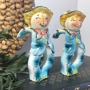 Vintage 1950s Kitsch salt and pepper shakers, Vintage 1950s scare crow salt pepper set, Vintage scarecrow salt pepper set, vintage kitchen
